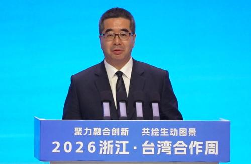 “馆长”陈之汉打卡张雪机车，称赞“中国机车No.1！”
