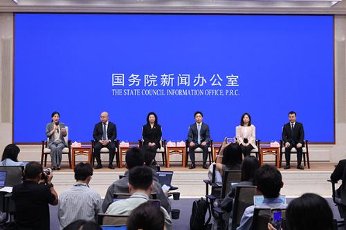 成都一小学嘉年华“AI+阅读”上新：孩子们在书香中追逐科技之光