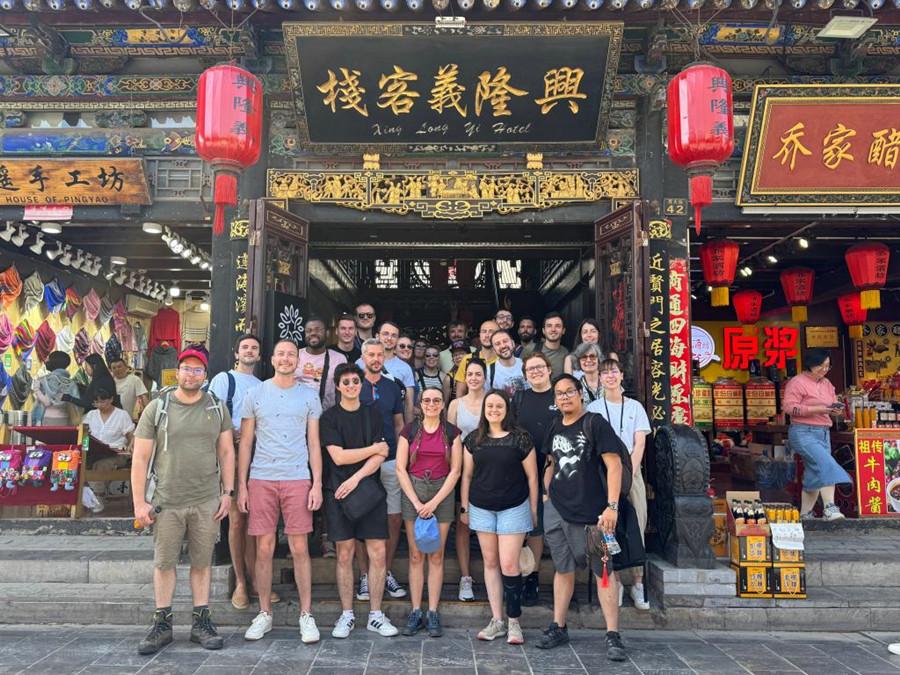 【好评中国】公交站点里的开放共赢图景