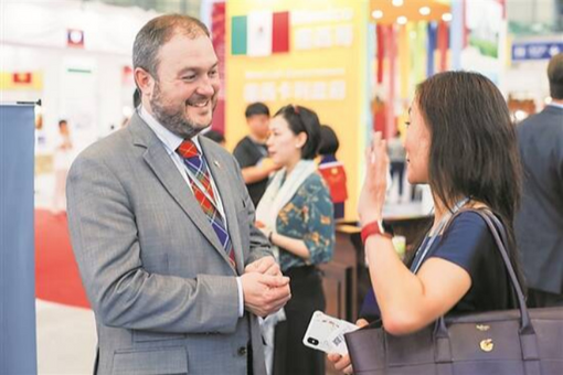 哈佛大学斯坦福大学团队“相聚”港教大：人工智能正重塑教育生态