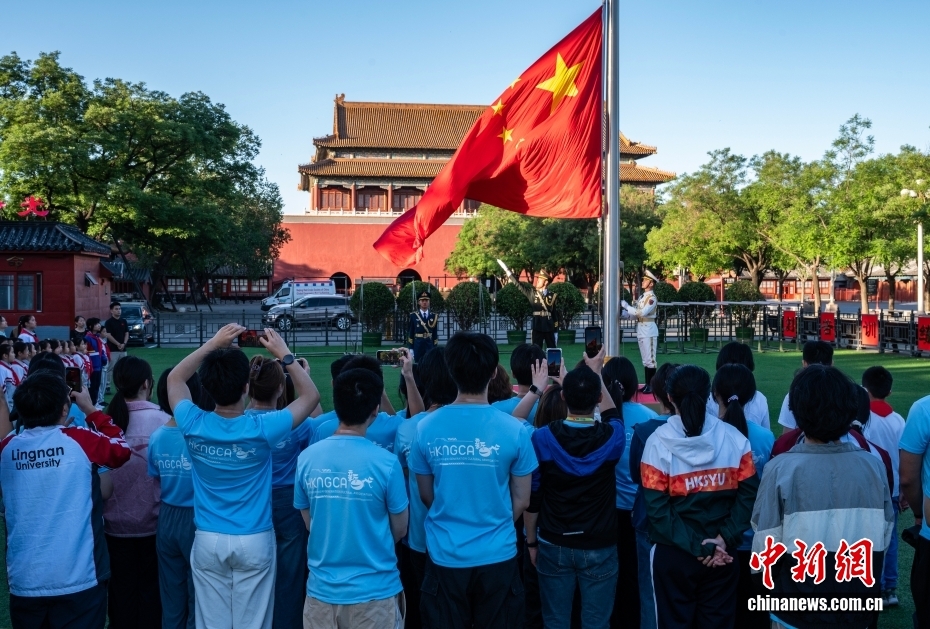 香港大学生代表参访天安门国旗护卫队