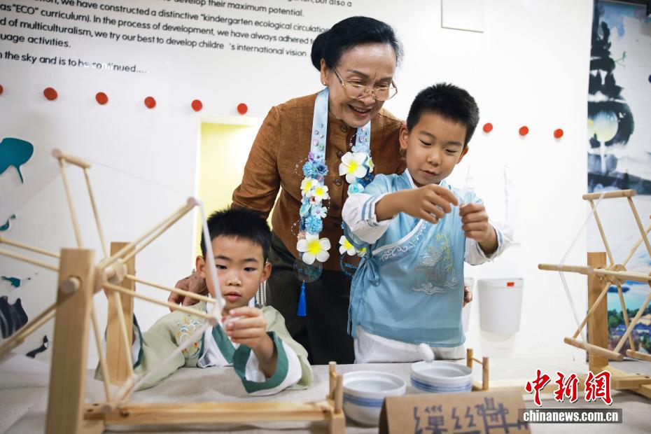 老挝国家主席夫人在杭州多次“走进”孩子当中