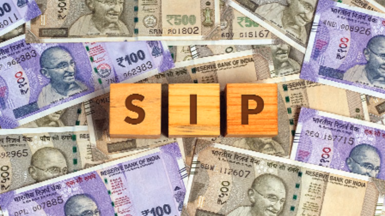 बाजार के उतार-चढ़ाव से डरे निवेशक: नए पंजीकरण से ज्यादा बंद हुए SIP खाते, पर निवेश में नया रिकॉर्ड