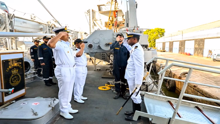 INS: आईएनएस ऐरावत ने श्रीलंका में दी दस्तक, भव्य स्वागत के बीच भारत के ‘महासागर’ विजन को मिली ताकत