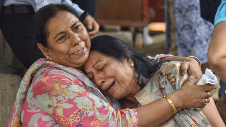 Delhi Fire: बुरी तरह जल गए शव, चेहरे नहीं बचे, फोटो देखकर भी पहचान नहीं पा रहे; सबसे दर्दनाक लड़ाई अब पहचान की