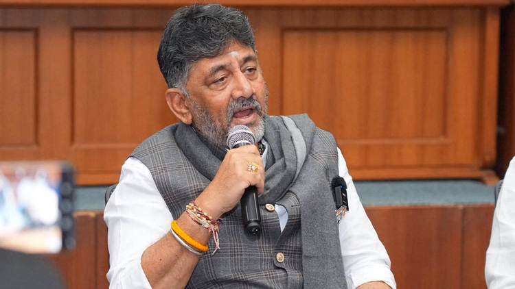Karnataka: डीके शिवकुमार का प्रशासनिक सुधार प्लान, अधिकारियों को 15 दिन में कार्ययोजना तैयार करने का निर्देश