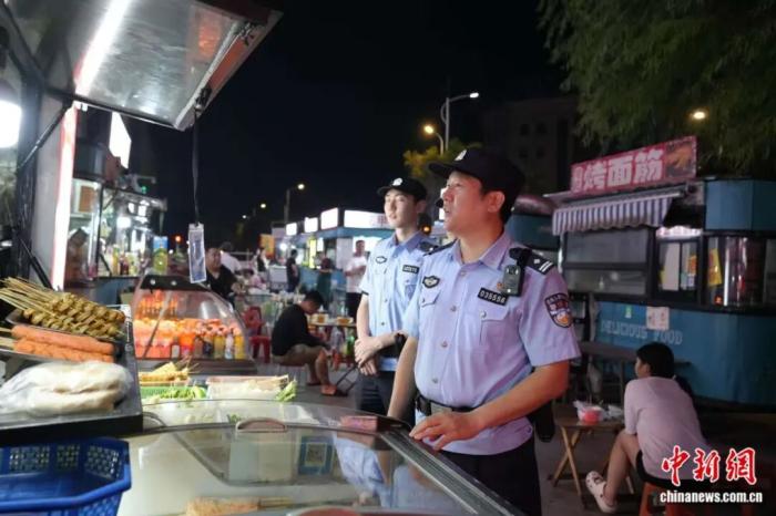 烧烤界迎来最严厉的“监烤老师”，警方独家回应！网友：成年人的班主任
