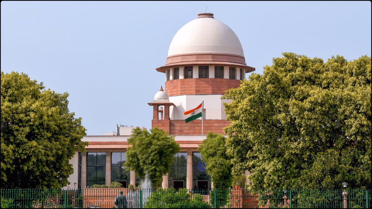 Supreme Court: असम में विदेशी घोषित दो महिलाओं के निर्वासन पर सुप्रीम कोर्ट ने लगाई रोक, केंद्र से मांगा जवाब