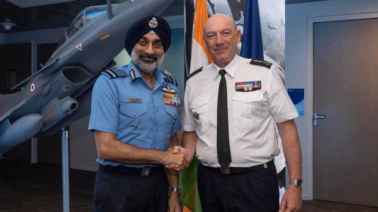 IAF: फ्रांस दौरे से लौटे वायुसेना प्रमुख, राफेल सौदे और रक्षा सहयोग पर हुई महत्वपूर्ण चर्चा