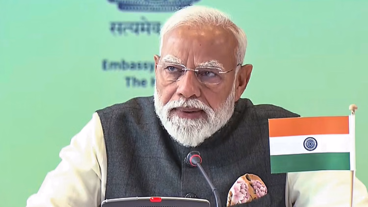'मेरे रिकॉर्ड आपने तोड़ दिए': सूरत में बोले PM मोदी- 1987 में राजनीति में आया, तब से विजय यात्रा चल ही रही है