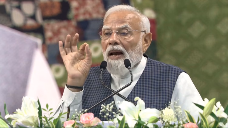 'देश नकारात्मकता से आगे निकला': PM गुजरात दौरे पर विपक्ष पर बरसे- कहा इन्होंने देश को दूसरों पर निर्भर रखा
