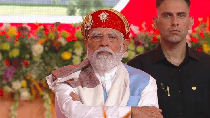 PM Modi Daman Visit: दमन की यात्रा पर पहुंचे पीएम मोदी, हजारों करोड़ रुपये की परियोजनाओं की दी सौगात