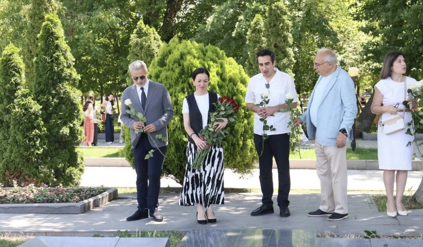 Արամ Խաչատրյանի ծննդյան օրն է. նախարարը ծաղիկներ է խոնարհել նրա շիրիմին