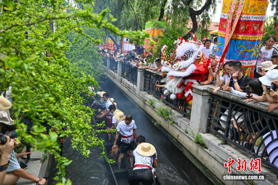 广东佛山594岁“盐步老龙”起龙出水