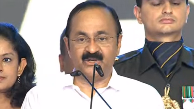 विजयन सरकार में निलंबित दो IAS बहाल: CM सतीशन ने वापस लिया सस्पेंशन, केरल सचिवालय में बड़े फेरबदल की तैयारी?