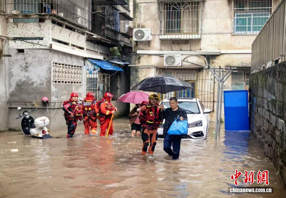重庆合川：强降雨侵袭 消防冲锋一线转移被困群众