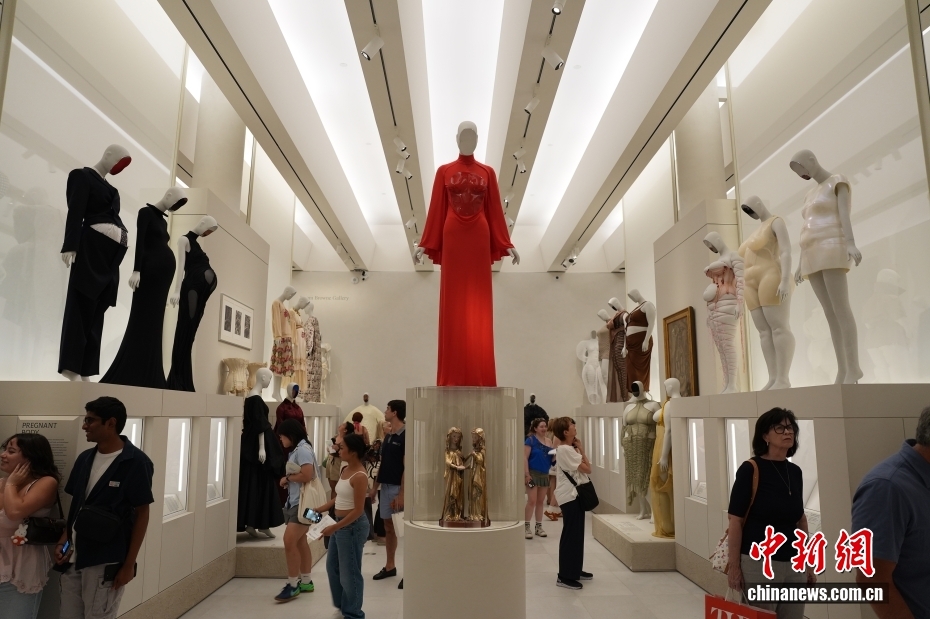大都会博物馆服装学院年度特展受持续关注