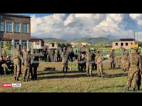 Հարյուրավոր զինվորներ հրամանատարների և ՌՈ-ի ուղեկցությամբ Սոթքում քվեարկում են