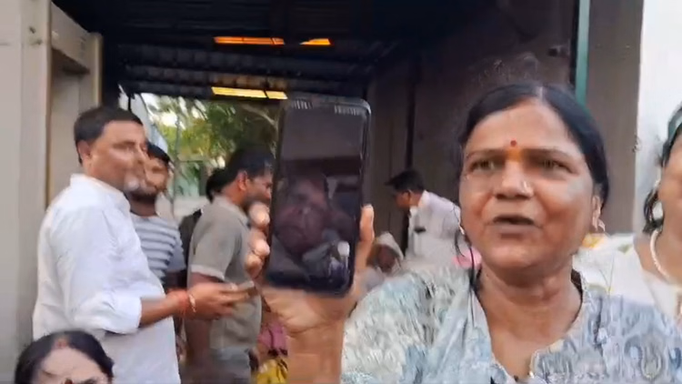Bihar: वीडियो कॉल पर लालू प्रसाद ने की बात, राबड़ी आवास के सामने पहरेदार बने कार्यकर्ता; कहा- आ रहा हूं जल्द