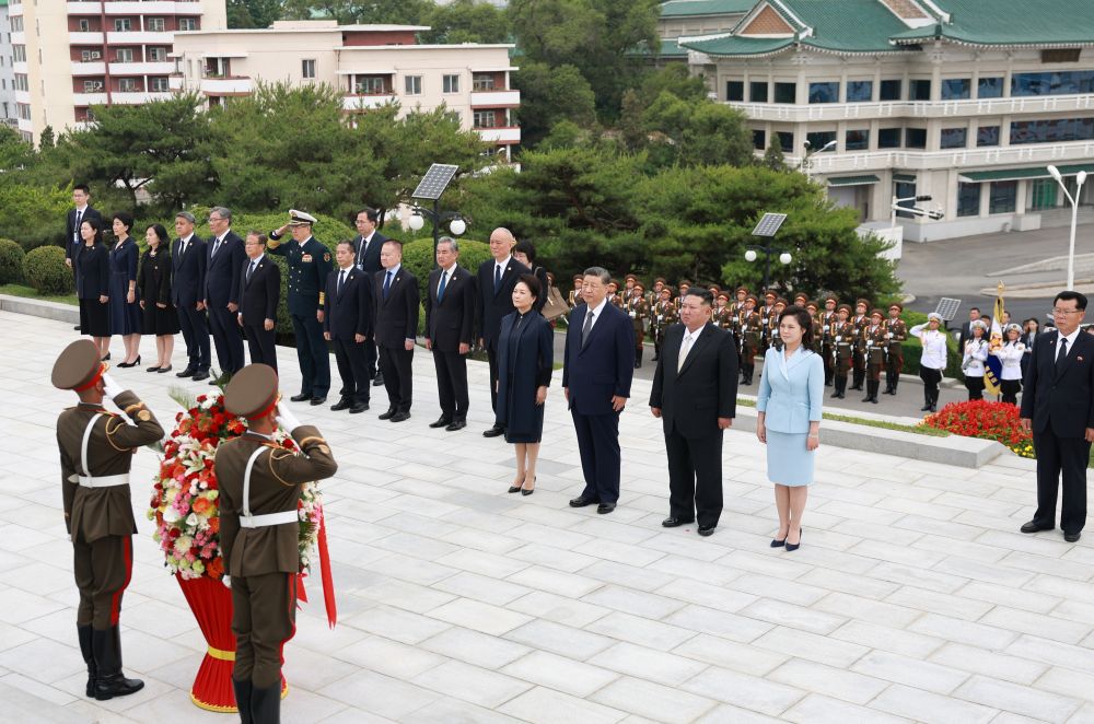 新华图讯丨习近平和彭丽媛参谒中朝友谊塔