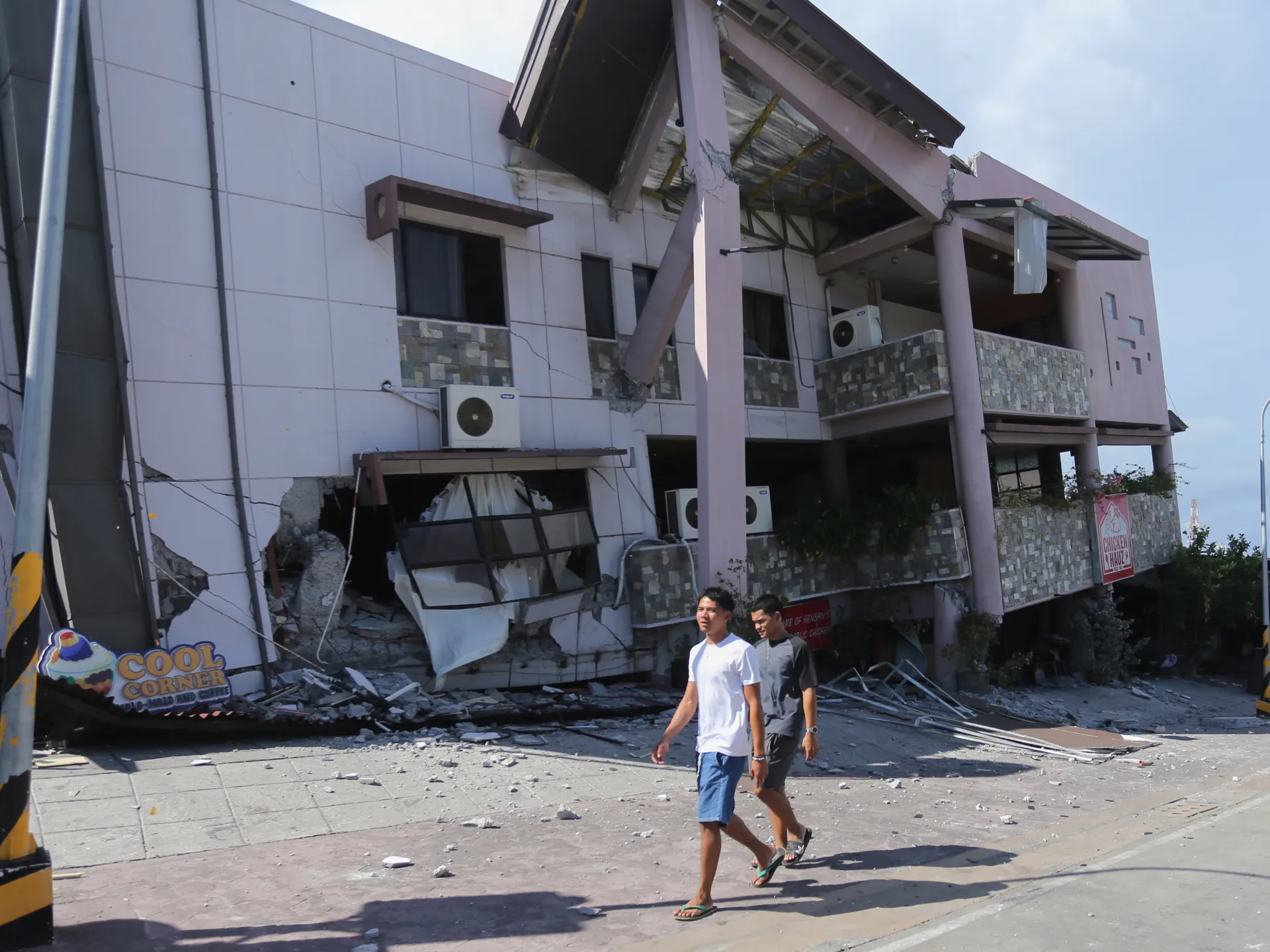 Race to find survivors as Philippines quake toll rises to 37