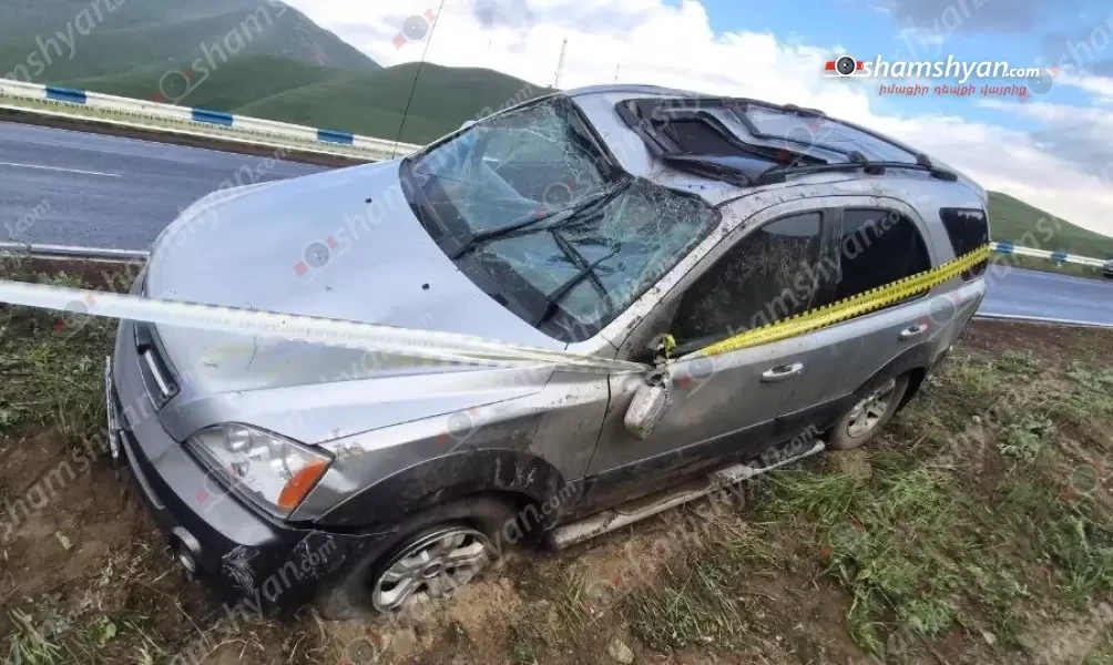 Սպիտակի ոլորաններում Kia Sorento–ն բախվել հողաթմբերին և կողաշրջվել․ կա վիրավոր