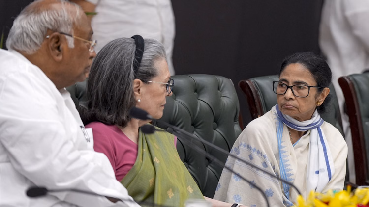 INDIA Bloc: सोनिया गांधी से मिलने पहुंचीं ममता, TMC से नेताओं के जाने के बाद आगे की रणनीति पर चर्चा की संभावना