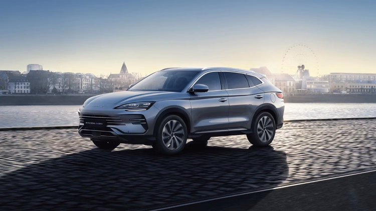 BYD DM-i हाइब्रिड तकनीक भारत में पेश: 'इलेक्ट्रिक-फर्स्ट' अप्रोच के साथ 1,200 किमी से ज्यादा की रेंज!