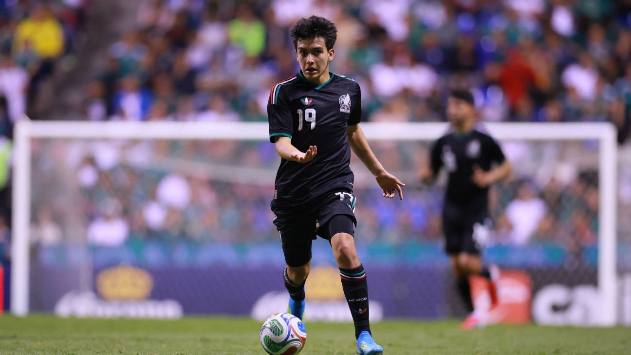 Mexico's Madrid-linked teen Mora stays at Tijuana