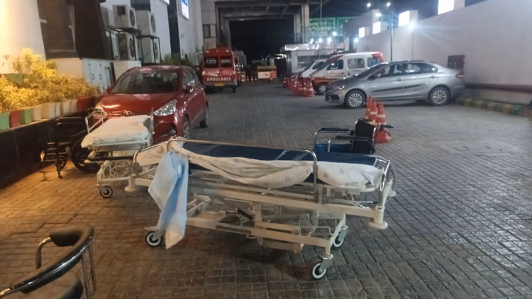 Ghaziabad: संतोष हॉस्पिटल की इमरजेंसी में लगी आग, बमुश्किल बची मरीजों की जान; VIDEO