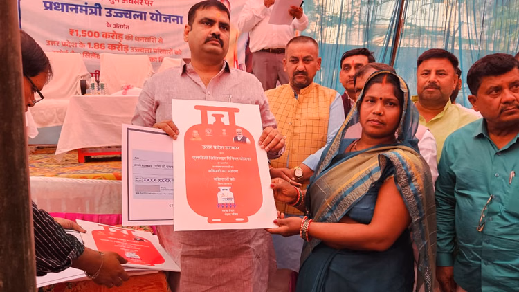 ईरान संकट तो सिर्फ बहाना: उज्ज्वला योजना में थी खामी, अपनी महत्वाकांक्षी योजना पर केंद्र ने क्यों चलाई कैंची?