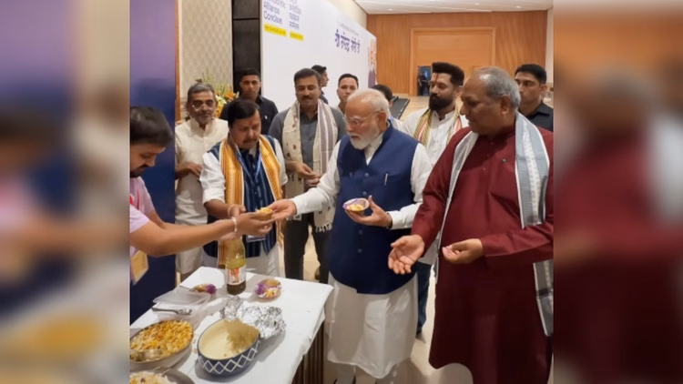 PM Modi Jhalmuri Video: पीएम मोदी ने नेताओं के साथ खाई झालमुड़ी, भारत मंडपम में एनडीए की बैठक में दिखा खास पल