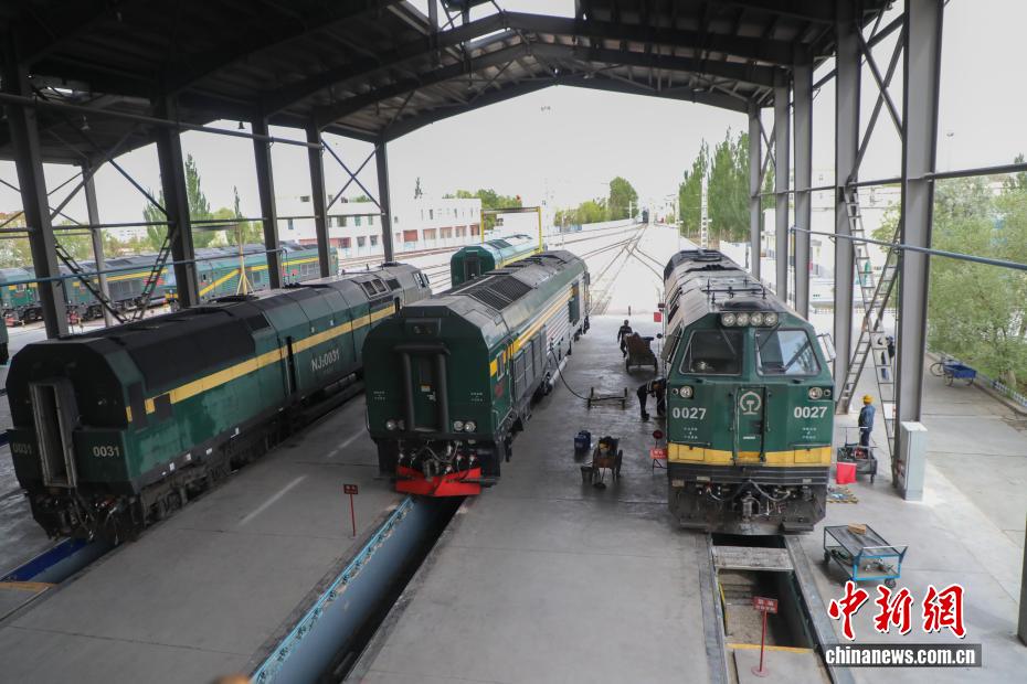青藏铁路机车“4S店”：二十载悉心养护高原列车 “动力心脏”