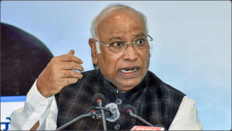 'नेहरू थे सबसे लंबे समय तक PM': खरगे का मोदी पर निशाना, कहा- इतिहास को तोड़ने-मरोड़ने से सच्चाई नहीं बदलती