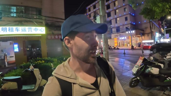 美国网红想拍“落后的中国”，却被一群大凉山孩子追问爱泼斯坦| 真相