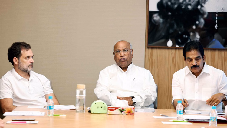 Congress: खरगे की अध्यक्षता में कांग्रेस सचिवों और राज्य अध्यक्षों की आपात बैठक, राजनीतिक रणनीति पर हुई चर्चा