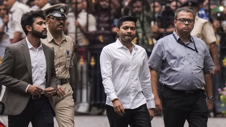 हस्ताक्षर विवाद: हाईकोर्ट के निर्देश के बाद CID मुख्यालय पहुंचे अभिषेक, परिसर के बाहर सुरक्षा व्यवस्था कड़ी