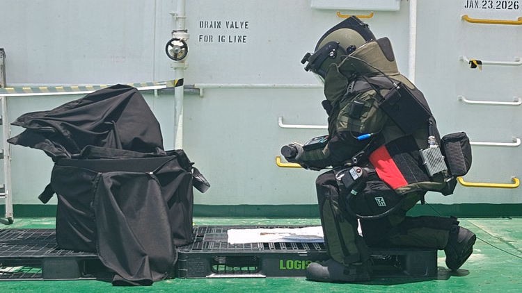 Indian Navy: कोच्चि की ओर आ रहे टैंकर से नौसेना ने निकाला मिसाइल वारहेड, टला बड़ा खतरा
