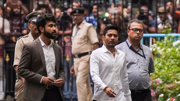 West Bengal: हस्ताक्षर जालसाजी मामले में अभिषेक बनर्जी से हुई छह घंटे पूछताछ, देर रात सीआईडी ऑफिस से निकले