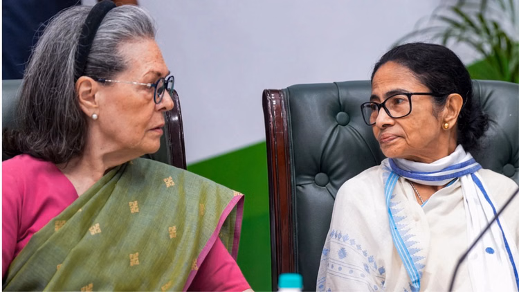 TMC: कैमरे पर इन्कार, भीतर इकरार...टीएमसी और कांग्रेस में विलय की सुगबुगाहट से बढ़ी हलचल