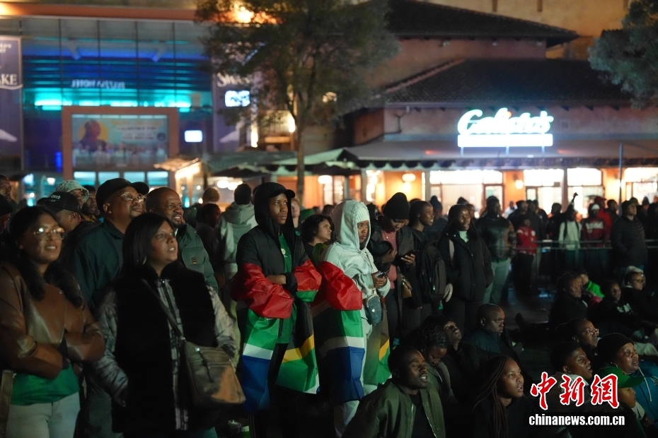 （美加墨世界杯）南非约翰内斯堡：球迷深夜观战世界杯揭幕战