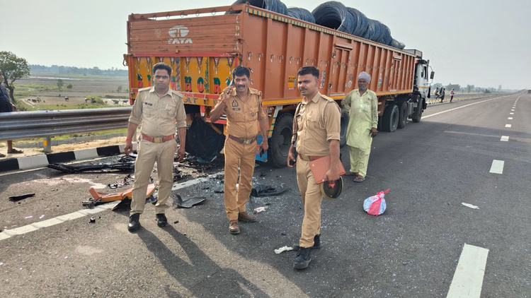 Unnao Accident: गंगा एक्सप्रेसवे पर भीषण सड़क हादसा, खड़े ट्रक में घुसी कार, एक ही परिवार के चार लोगों की मौत