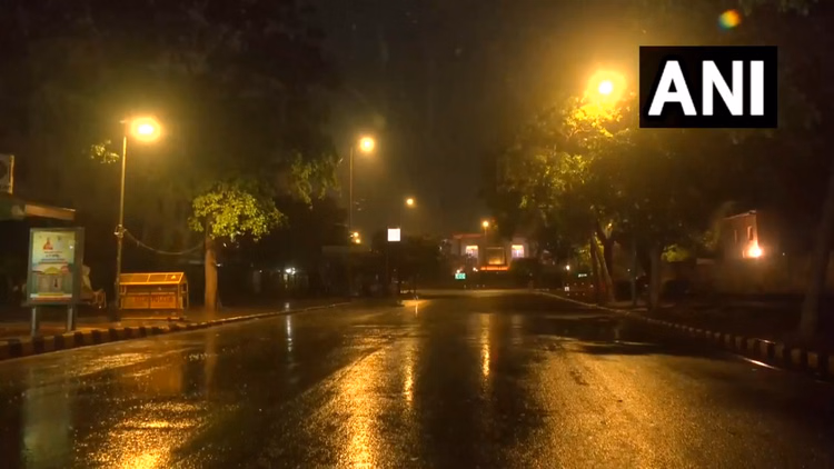 Delhi-NCR Weather: गरज-चमक के साथ हो रही है बारिश, तेज हवाओं ने किया मौसम सुहाना; बिजली गिरने की आशंका