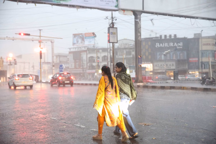 MP Weather Update: मानसून की आहट के बीच मौसम का बदला मिजाज,33 जिलों में बारिश और 5 जिलों में तेज आंधी का अलर्ट