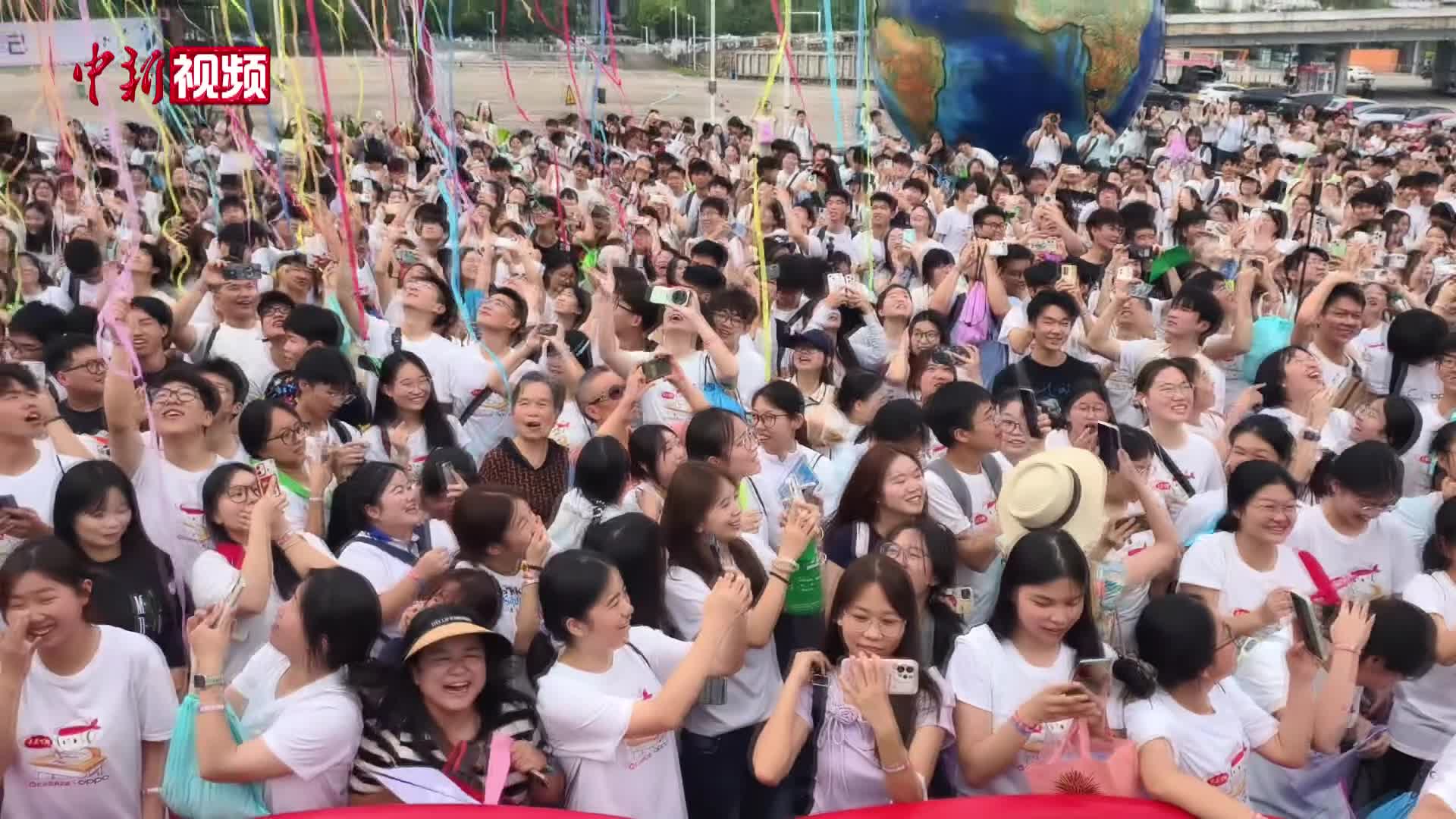 中国足球小将在巴西参赛 现场球迷感慨：中国孩子不该学欧洲该学巴西 选择球员不要只看身高