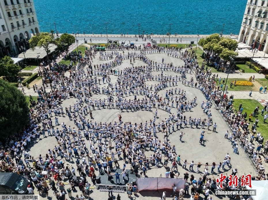 希腊数百民众跳起集体舞 尝试打破吉尼斯世界纪录