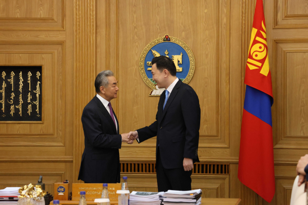 蒙古国总理乌其尔勒会见王毅