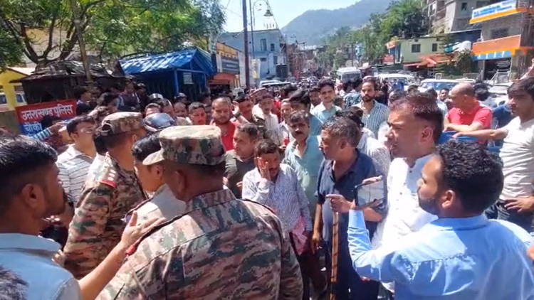 Chamoli: कहासुनी के बाद सिख समुदाय के लोगों की स्थानीय लोगों से झड़प, मारपीट, धारदार हथियार से किया हमला