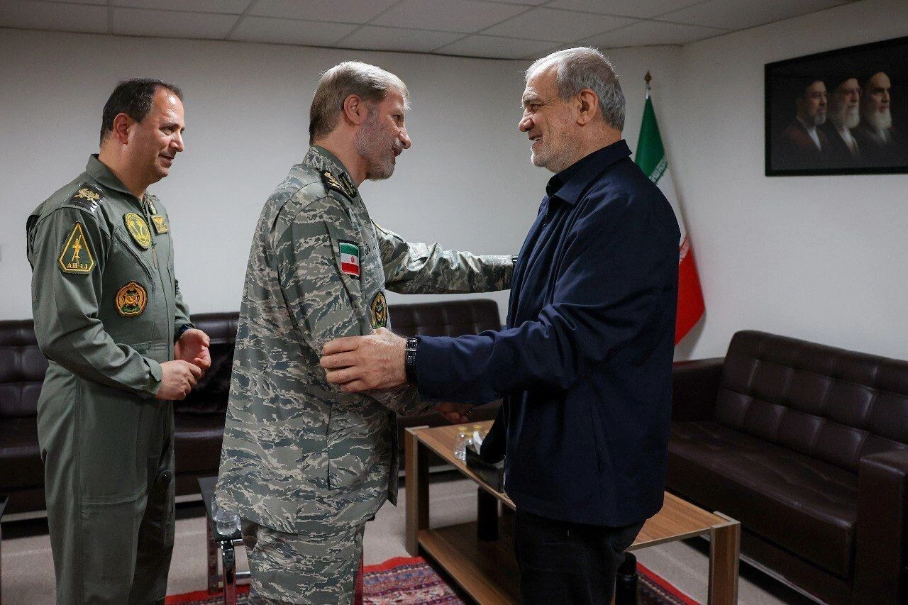 President meets with Iran army commander, troops at maximum combat readiness