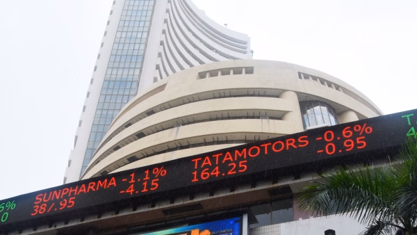 The Bonus Market Updates: शेयर बाजार बढ़त के साथ बंद, डॉलर के मुकाबले रुपया मजबूत; किन कंपनियों का नफा-नुकसान?